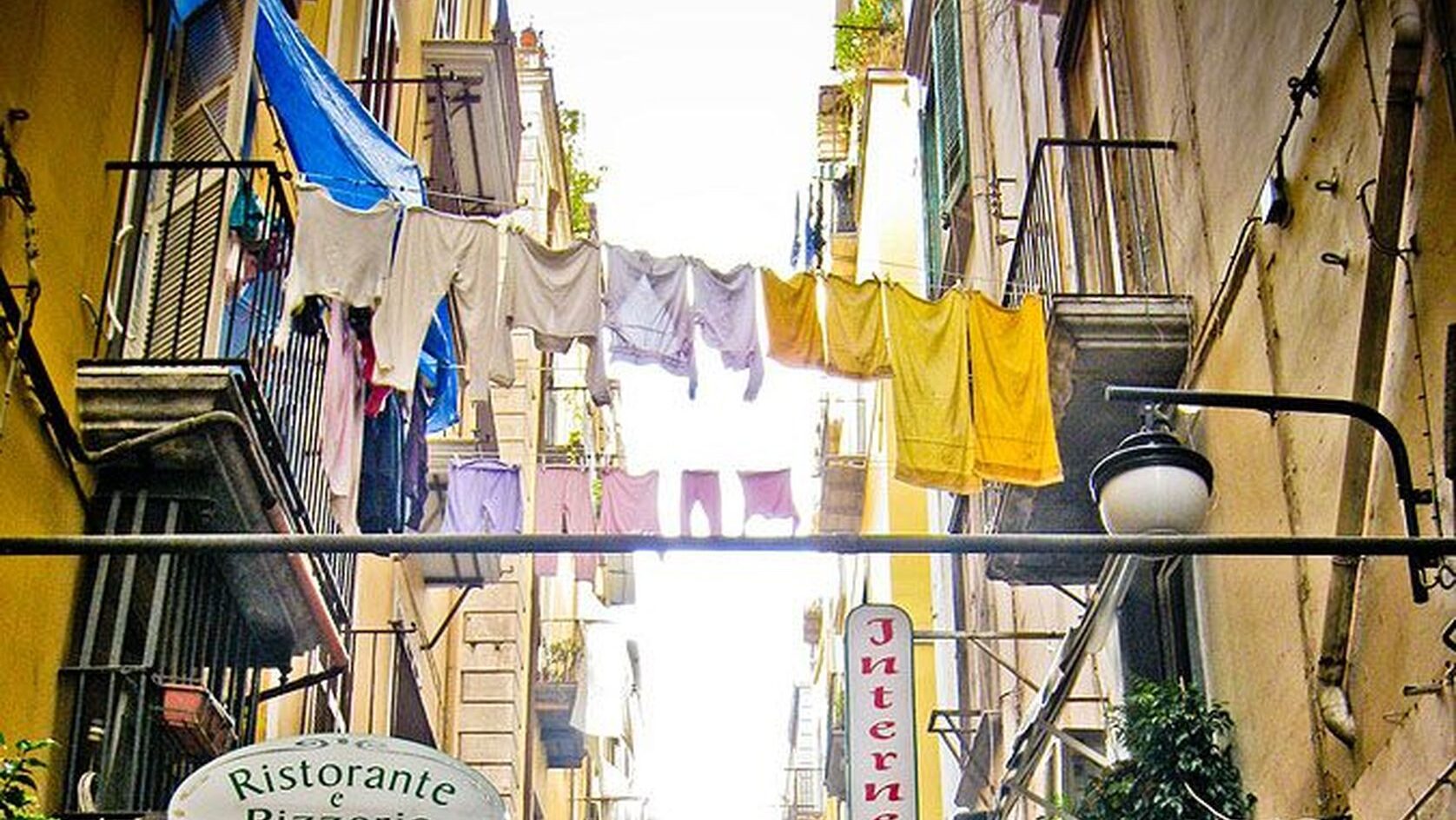 Сушится белье на улице Италия